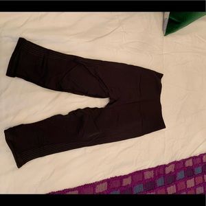 Lululemon cropped, ribbed black leggings